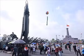 A large number of visitors come to the zone of the Ministry of National Defence at the exhibition on 80-year national achievements in Dong Anh, Hanoi. (Photo: VNA)