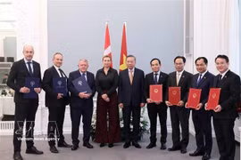General Secretary of the Communist Party of Vietnam Central Committee and President To Lam (fifth, right), Prime Minister of Denmark Mette Frederiksen (fourth, left) and officials at the exchange of cooperation documents between ministries, agencies and businesses of the two countries in Copenhagen on October 20, 2026. (Photo: VNA)