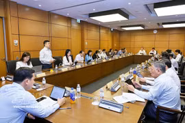 National Assembly deputies from Hung Yen and Tay Ninh provinces hold discussions in their respective groups. (Photo: VNA)