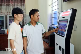 People of Yen Mo commune take a number for handling administrative procedures (Photo: VNA)
