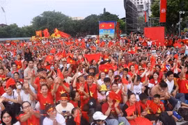 A sea of residents in red flags with yellow stars fill the intersection of Hung Vuong – Tran Phu, waiting to watch the second full rehearsal (Photo: VNA)
