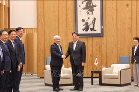 President of VFF Central Committee Do Van Chien (L) and Chief Cabinet Secretary Hayashi Yoshimasa (Photo: VNA)