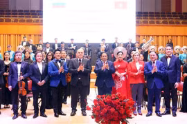 Prime Minister Pham Minh Chinh (fifth from right) and his Russian counterpart Mikhail Mishustin attend the art programme (Photo: VNA)
