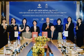 The signing ceremony between representatives of Sun Group and The Ascott Limited (Photo: Sun Group)