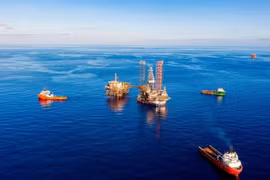 Moving a jack-up rig to an offshore oil and gas drilling site (Photo: Petrovietnam) 