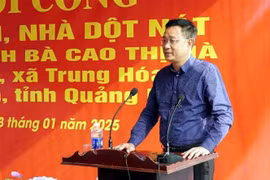 Party Committee Secretary Le Ngoc Quang speaks at the ground-breaking ceremony of the house for Cao Thi Ha in Trung Hoa commune, Minh Hoa district (Photo: VNA)