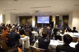 Minister of Industry and Trade Nguyen Hong Dien speaks at the forum of Vietnamese entrepreneurs in Australia, in Melbourne on November 19. (Photo: VNA)