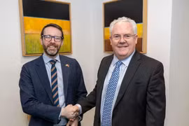 UK Ambassador to Vietnam Iain Frew (left) and Professor Gerry McCormac, Vice-Chancellor of the Stirling University.(Photo: the British Embassy in Vietnam)