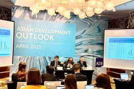 At the press conference to release the bank's annual economic publication Asian Development Outlook. (Photo: VNA)