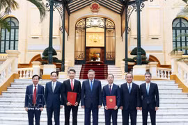 General Secretary of the Communist Party of Vietnam Central Committee and President To Lam (centre) and delegates pose for a photo with the two newly appointed ambassadors (Photo: VNA)