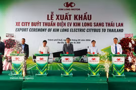 Delegates at the ceremony held at Chan May Port in Hue city for the export of first batch of Kim Long Motor electric buses to Thailand Photo: VNA)