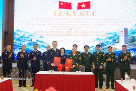 The two sides exchange a memorandum of understanding at the talks (Photo: VNA)