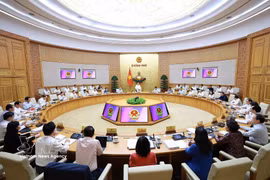 Prime Minister Le Minh Hung chairs the Government’s regular monthly meeting on May 4. (Photo: VNA)