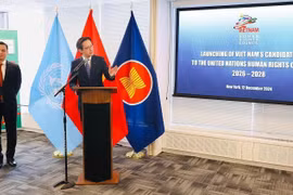 Deputy Minister of Foreign Affairs Do Hung Viet (R) at the launching ceremony of Vietnam's candidature for re-election to the UNHRC for the 2026-2028 tenure. (Photo: VNA)