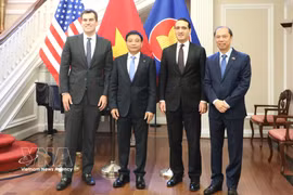 Deputy Prime Minister Nguyen Van Thang (second, from left) and US Department of Commerce officials, including Under Secretaries Jeffrey Kessler (second, from right) and William Kimmitt (first, from left). (Photo: VNA)