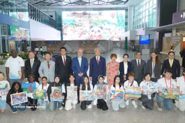 Hoang Ngoc Han (front row, second from left) poses with other prize winners. (Photo: VNA)