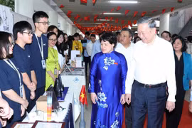 Party General Secretary To Lam meets with teachers and students of Hanoi - Amsterdam High School for the Gifted on May 14. (Photo: VNA)