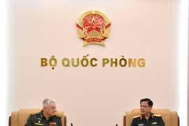 Deputy Minister of National Defence Sen. Lieut. Gen. Nguyen Truong Thang (right) and Sen. Lt. Gen. Vladimir Borisovich Zarudnitsky, Director of the Military Academy of the General Staff of the Armed Forces of Russia at their meeting on September 22 (Photo: qdnd.vn)