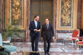 Vietnamese Minister of Foreign Affairs Le Hoai Trung (R) and Deputy Prime Minister and Minister of Foreign Affairs, European Affairs and Development Cooperation of Belgium Maxime Prévot in Brussels on October 22. (Photo: Vietnamese Ministry of Foreign Affairs)