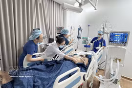 Doctors from Cho Ray Hospital in Ho Chi Minh City are collaborating with doctors from Sun Group International Hospital in Phu Quoc to provide intensive treatment for a victim of the speedboat accident in Phu Quoc (Photo published by VNA)