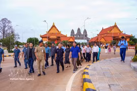 Representatives of the Department for Roads of Vietnam and Cambodia's Ministry of Public Works and Transport during their survey at the Meun Chey International Border Gate in Cambodia's Prey Veng province on July 13, 2026. (Photo: VNA)