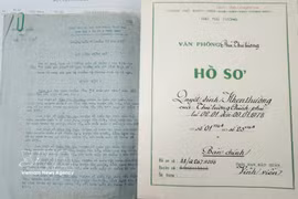 Documents containing the Prime Minister's commendation decisions awarding the “To quoc ghi cong” (The Fatherland acknowledges the merit) certificate to the families of martyrs, including Decision No. 04TtgA awarding the certificate to the family of martyr Huynh Van Quen (Photo: VNA)