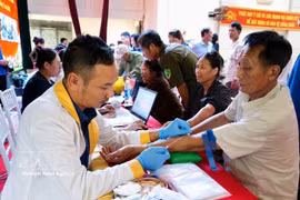 Medical workers collect DNA samples from relatives of fallen soldiers in Yen Lac commune, Phu Tho province. (Photo: VNA)