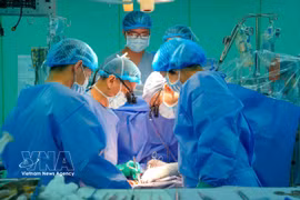 Doctors at the Ho Chi Minh City University of Medicine and Pharmacy perform the heart transplant on the patient. (Photo: VNA)