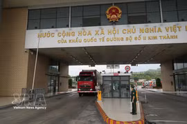 A truck carrying Vietnamese goods passes the Kim Thanh International Land Border Gate No. 2 in Lao Cai province. (Photo: VNA)