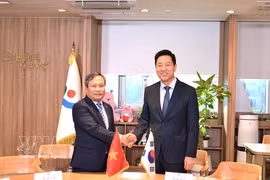 Deputy Secretary of the Hanoi Party Committee and Chairman of the municipal People’s Committee Vu Dai Thang (L) meets with Mayor of Seoul Oh Se-hoon on September 7. (Photo: VNA)