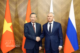 General Secretary of the Communist Party of Vietnam Central Committee and President To Lam (L) meets with Chairman of the State Duma of the Federal Assembly of Russia Vyacheslav Volodin in Moscow on September 8. (Photo: VNA)