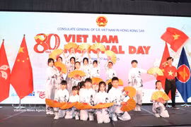 A performance by the Ruby’s Dance Crew at a celebration of Vietnam's National Day in Hong Kong (Photo: VNA)