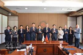 The Vietnamese delegation led by Deputy Prime Minister Ho Quoc Dung visits the Korea Institute of Science and Technology (KIST). (Photo: VNA)