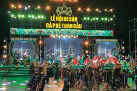 A folk dance is performed at the opening ceremony of the first Global Coffee Heritage Festival. (Photo: VNA)