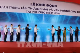 Delegates at the ceremony to kick off the construction of an office leasing and commercial centre in Hiep Hoa ward, Bien Hoa city, Dong Nai province. (Photo: VNA)
