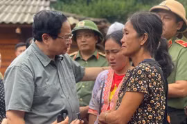 Prime Minister Pham Minh Chinh visits a community affected by recent natural disasters in the northern province of Dien Bien. (Photo: VNA)