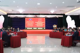 At the meeting between the Dien Bien Party Committee’s Commission for Information, Education and Mass Mobilisation and the propaganda information and training commissions of the Party committees of the Lao provinces of Phongsaly, Oudomxay and Luang Prabang, held in Vietnam's northwestern mountainous province on December 17. (Photo: dienbientv.vn)