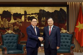 Permanent Deputy Prime Minister Pham Gia Tuc (right) reveives Lao Minister of Agriculture and Environment Linkham Douangsavanh in Hanoi on July 14. (Photo: VGP/PN)