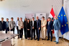 Vietnamese and Australian experts at the meeting (Photo: VNA)