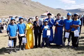 National Assembly President Tran Thanh Man and his spouse, together with Chairman of the State Great Hural (Parliament) of Mongolia Sandag Byambatsogt and his spouse, present gifts to children performing on horseback at the Chingisiin Khaanii Khuree complex on September 11. (Photo: VNA)