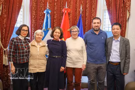 Vietnamese Ambassador to Argentina Ngo Minh Nguyet (third from left) and members of the new Board of Directors of the Argentine-Vietnamese Cultural Institute (ICAV) (Photo: VNA) 