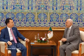 Algerian Minister of Foreign Affairs, the National Community Abroad and African Affairs Ahmed Attaf hosts a reception for Vietnamese Ambassador to Algeria Vu Duy Long on September 10 (Photo: VNA)