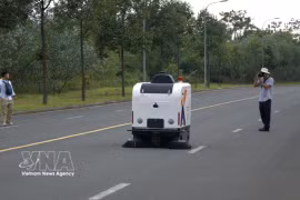 Demonstration of an autonomous electric street sweeper. (Photo: VNA)