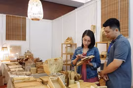 Customers shop for handicrafts at a trade fair in Hanoi (Photo: VNA)