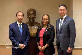 Vietnamese Ambassador to the US Nguyen Quoc Dung, USABCI President and CEO Margaret Hanson-Muse (middle) and Atlas Air Worldwide CEO Michael Steen (right) pose for a photo. (Photo: VNA)