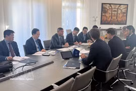 Minister of Finance Ngo Van Tuan (third from left) works with Rothschild & Co (Photo: VNA) 