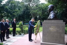Prime Minister Le Minh Hung and a high-ranking delegation of Vietnam lay a wreath at the statue of President Ho Chi Minh in G20 Park in the Indian capital of New Delhi on September 12 (Photo: VNA)
