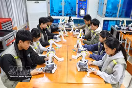 Students practice microcontroller programming at the Viet - Han College of Technology in Bac Ninh province (Photo: VNA) 