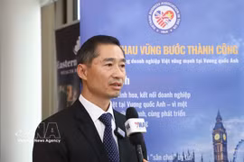 VBUK Vice Chairman Trinh Ngoc Cuong speaks at the ceremony to launch a publication marking VBUK's 20th anniversary,(Photo: VNA)