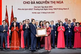 NA President Tran Thanh Man presents the Labour Hero title to BRG Group Chairwoman and Standing Vice Chairwoman of SeABank’s Board of Directors Nguyen Thi Nga (Photo: VNA)
